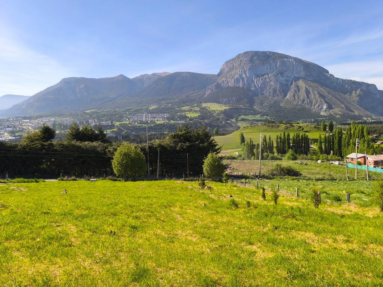 Amplio patio de césped con vista al cerro y al valle de Coyhaique